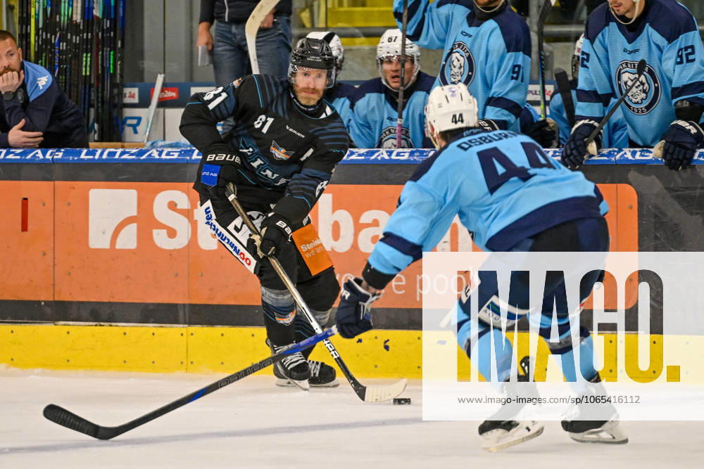 Eishalle Linz, AUT, ice hockey preparation test match, Black Wings Linz AUT vs HK Nitra SVK , in the picture Sean Brendan Collins Black Wings Linz vs Zach Osburn HK Nitra Linz Oberoesterreich Austria