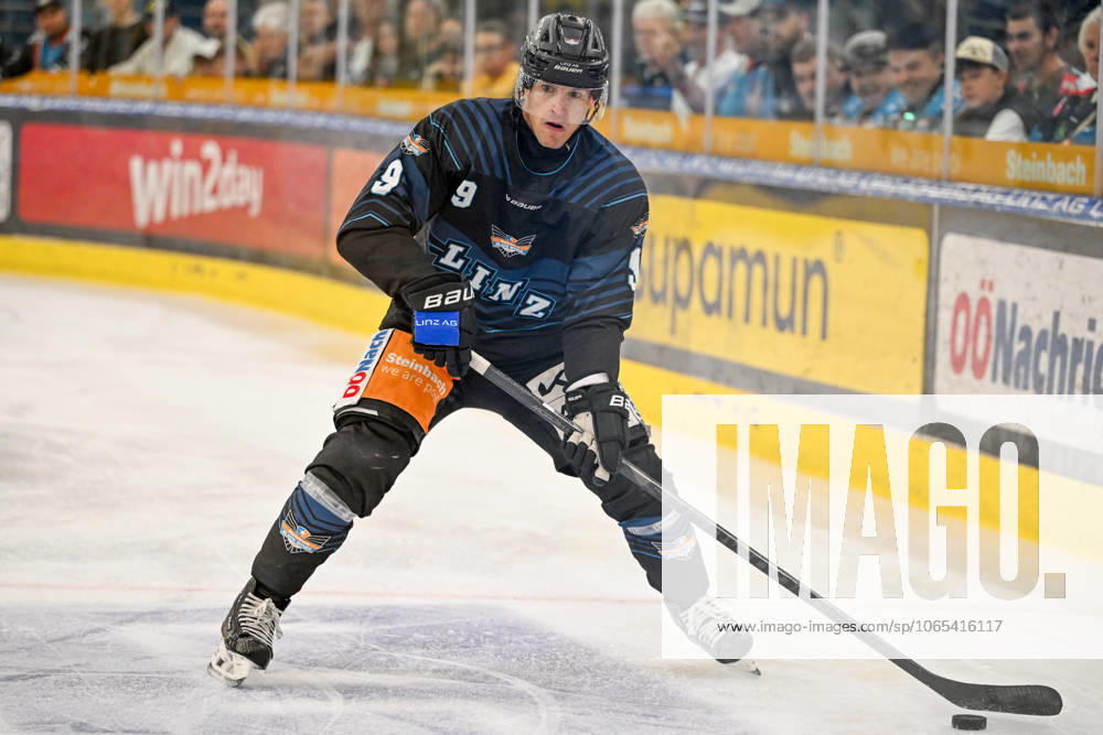 Eishalle Linz, AUT, ice hockey preparation test match, Black Wings Linz AUT vs HK Nitra SVK , in the picture Emilio Romig Black Wings Linz Linz Oberoesterreich Austria