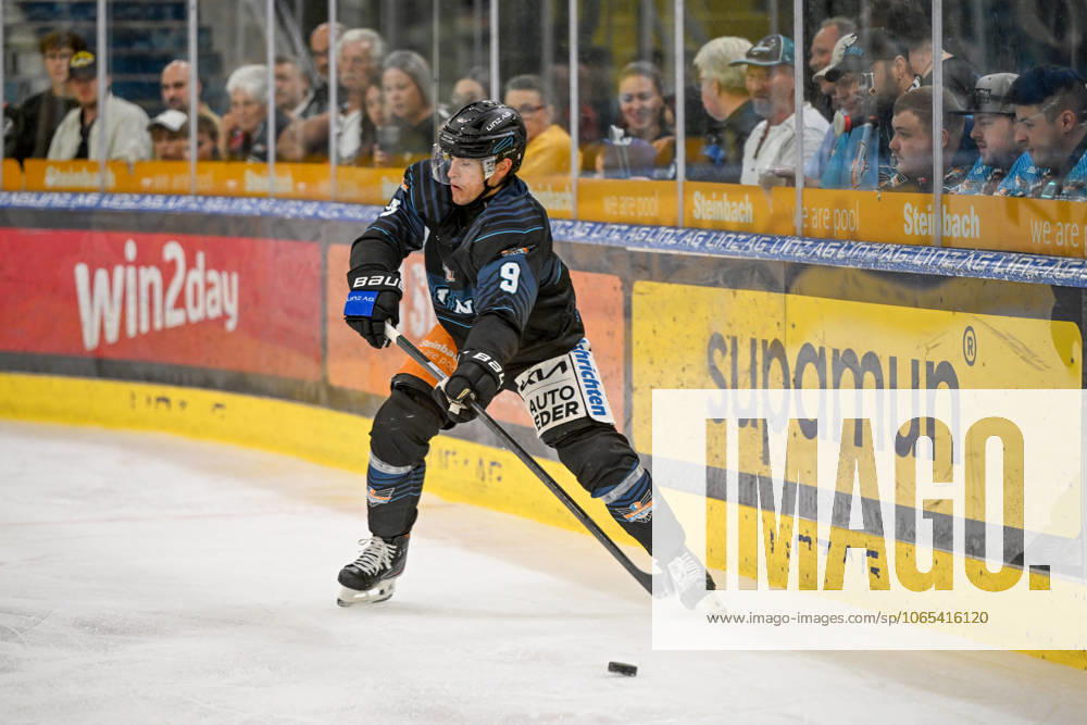 Eishalle Linz, AUT, ice hockey preparation test match, Black Wings Linz AUT vs HK Nitra SVK , in the picture Emilio Romig Black Wings Linz Linz Oberoesterreich Austria