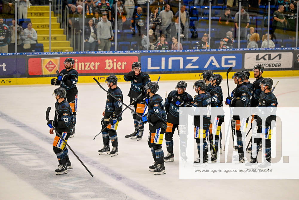 Eishalle Linz, AUT, ice hockey preparation test match, Black Wings Linz AUT vs HK Nitra SVK , in the picture Team Black Wings Linz Linz Oberoesterreich Austria