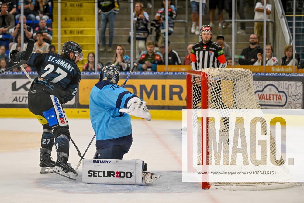 Eishalle Linz, AUT, ice hockey preparation test match, Black Wings Linz AUT vs HK Nitra SVK , in the picture Shawn St Amant Black Wings Linz vs Jasper Patrikainen HK Nitra Linz Oberoesterreich Austria