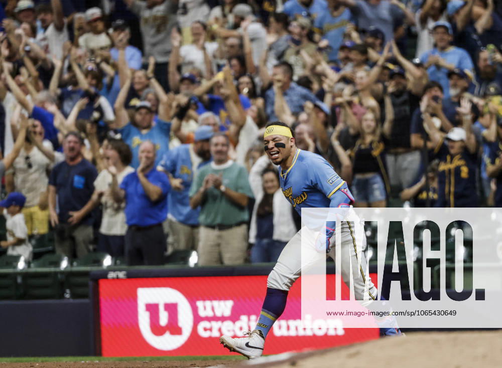 Milwaukee Brewers catcher William Contreras reacts after hitting the game winning walk-off home run in the ninth inning of the MLB, Baseball Herren, USA game between the San Francisco Giants and the Milwaukee Brewers at American Family Filed in Milwaukee, Wisconsin on Friday, August 22, 2025. The Brewers defeated the Giants 5-4. MIL20250822844 TANNENxMAURY