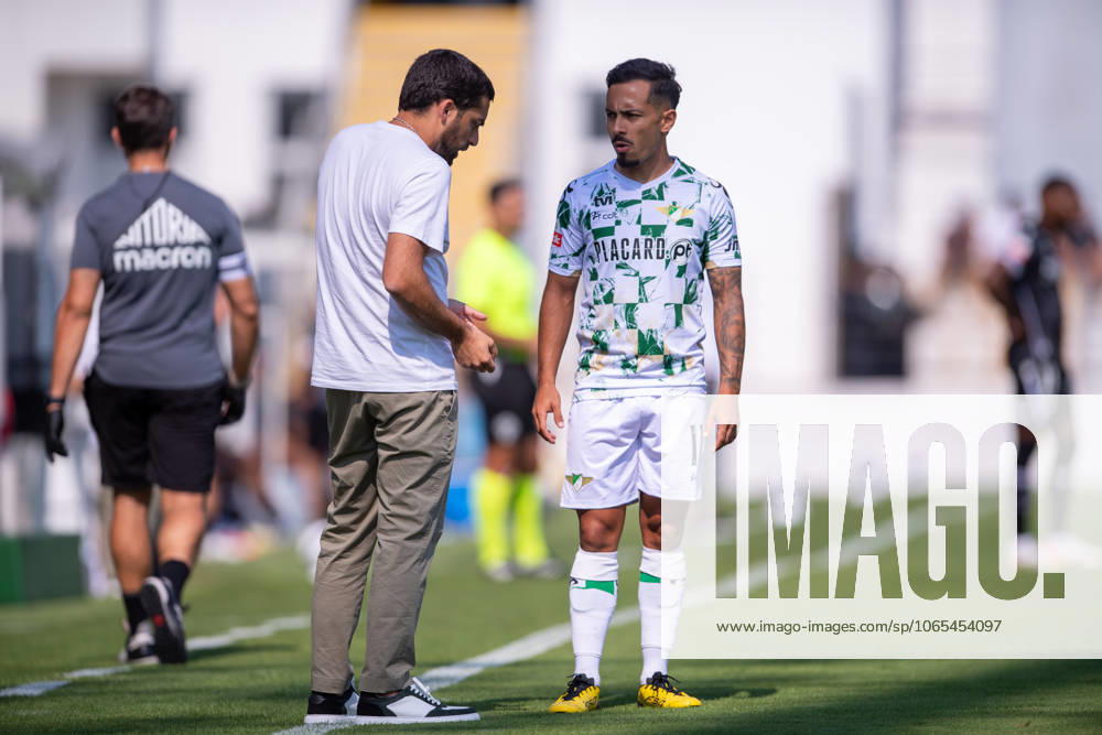 VASCO BOTELHO DA COSTA head coach of Moreirense FC seen tell some tactics to ALAN from Moreirense FC during the Liga Portugal Betclic 2025 26 match between Moreirense FC and Vitoria SC at Estadio Comendador Joaquim de Almeida Freitas on August 23, 2025 in Guimaraes, Portugal. Guimaro£Es Portugal - ZUMAl192 20250823_zsp_l192_014