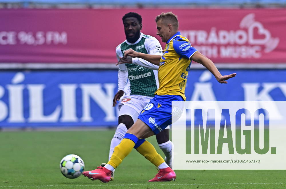 Utkani 6. kola prvni fotbalove ligy: FK Teplice - FK Jablonec, 23. srpna 2025, Teplice. Zleva Alexis Alegue z Jablonce a Robert Jukl z Teplic. (CTKxPhoto OndrejxHajek) CTKPhotoP2025082303448 CTKPhotoP2025082303448