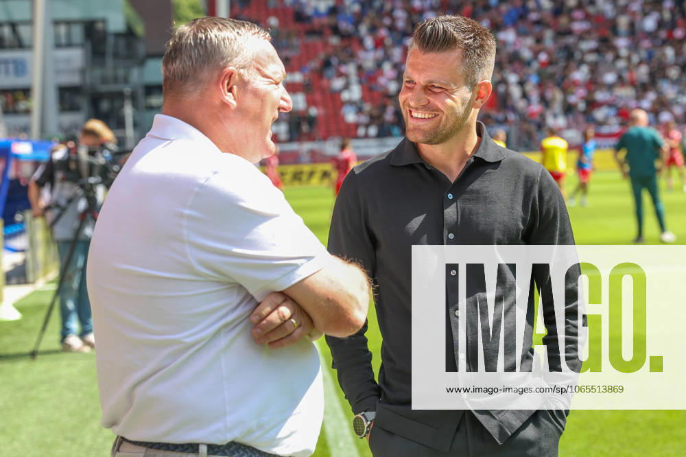2025-08-24 FC Utrecht v Excelsior Rotterdam - Dutch Eredivisie UTRECHT, NETHERLANDS - AUGUST 24: Head Coach Ron Jans of FC Utrecht, head coach Ruben den Uil of Excelsior Rotterdam during the Dutch Eredivisie match between FC Utrecht and Excelsior Rotterdam at Stadion de Galgenwaard on August 24, 2025 in Utrecht, Netherlands. Utrecht Stadion de Galgenwaard Netherlands Content not available for redistribution in The Netherlands directly or indirectly through any third parties.
