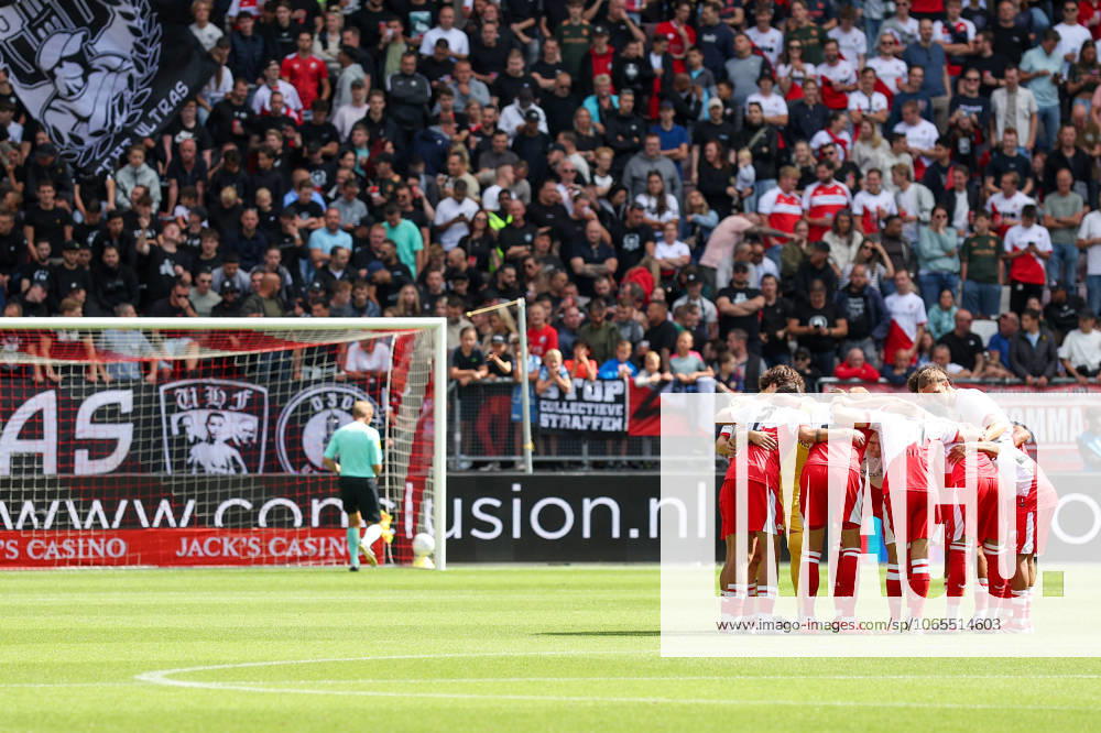 2025-08-24 FC Utrecht v Excelsior Rotterdam - Dutch Eredivisie UTRECHT, NETHERLANDS - AUGUST 24: Team huddle FC Utrecht during the Dutch Eredivisie match between FC Utrecht and Excelsior Rotterdam at Stadion de Galgenwaard on August 24, 2025 in Utrecht, Netherlands. Utrecht Stadion de Galgenwaard Netherlands Content not available for redistribution in The Netherlands directly or indirectly through any third parties.