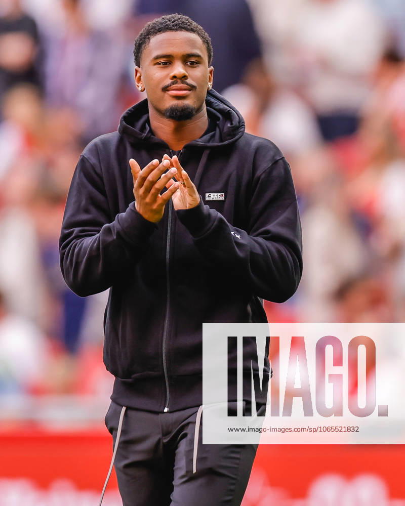 Eredivisie: AFC Ajax Amsterdam v Heracles Almelo Amsterdam - Jorel Hato thanking fans for their support during the third round of the 2025 2026 Eredivisie season. The match is set between AFC Ajax Amsterdam and Heracles Almelo at Johan Cruijff ArenA on 24 August 2025 in Amsterdam, The Netherlands. (VK Sportphoto Raymond Smit)