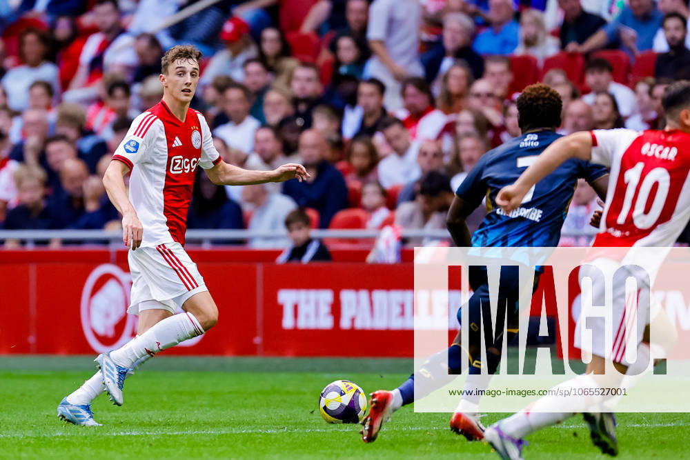 Eredivisie: AFC Ajax Amsterdam v Heracles Almelo Amsterdam - Youri Baas of AFC Ajax Amsterdam dribbles with the ball during the third round of the 2025 2026 Eredivisie season. The match is set between AFC Ajax Amsterdam and Heracles Almelo at Johan Cruijff ArenA on 24 August 2025 in Amsterdam, The Netherlands. (VK Sportphoto Raymond Smit)