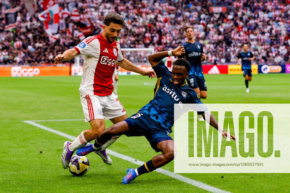 Eredivisie: AFC Ajax Amsterdam v Heracles Almelo Amsterdam - Raul Moro of AFC Ajax Amsterdam duels for the ball with Djevencio van der Kust of Heracles Almelo during the third round of the 2025 2026 Eredivisie season. The match is set between AFC Ajax Amsterdam and Heracles Almelo at Johan Cruijff ArenA on 24 August 2025 in Amsterdam, The Netherlands. (VK Sportphoto Raymond Smit)