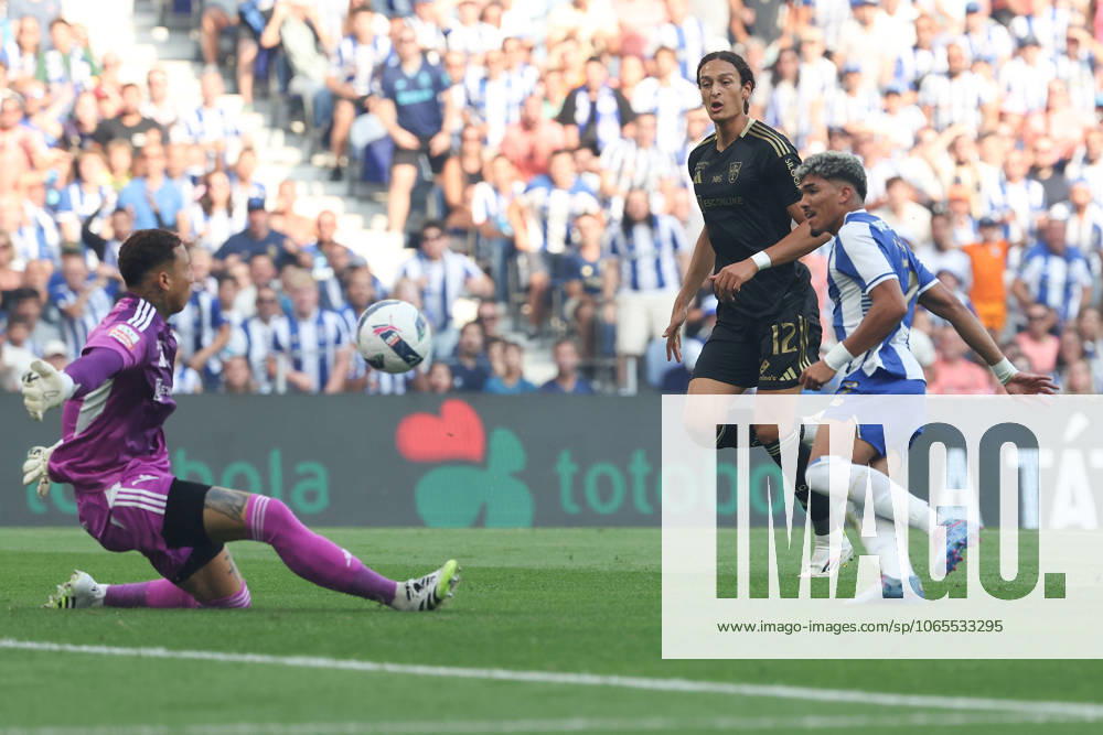 Portugal, Porto, 2025 08 24 3 Matchday Liga Portugal Betclic, FC Porto Casa Pia AC v l , goalkeeper, Goalkeeper Patrick Sequeira Casa Pia AC , Wiliam FC Porto Duel, Action, Action, Battles for the Ball