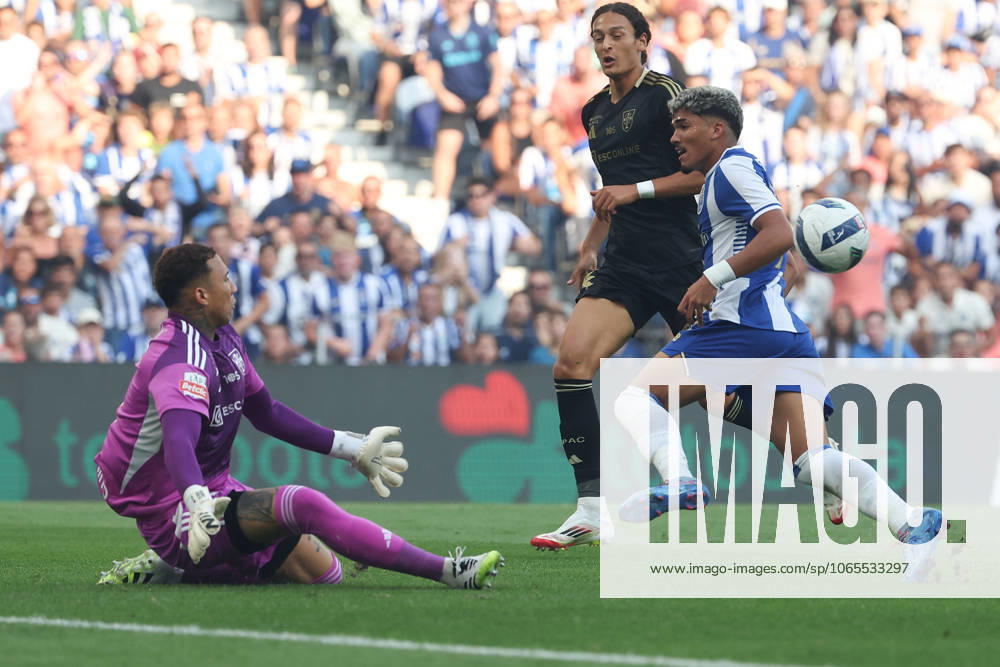 Portugal, Porto, 2025 08 24 3 Matchday Liga Portugal Betclic, FC Porto Casa Pia AC v l , goalkeeper, Goalkeeper Patrick Sequeira Casa Pia AC , Wiliam FC Porto Duel, Action, Action, Battles for the Ball