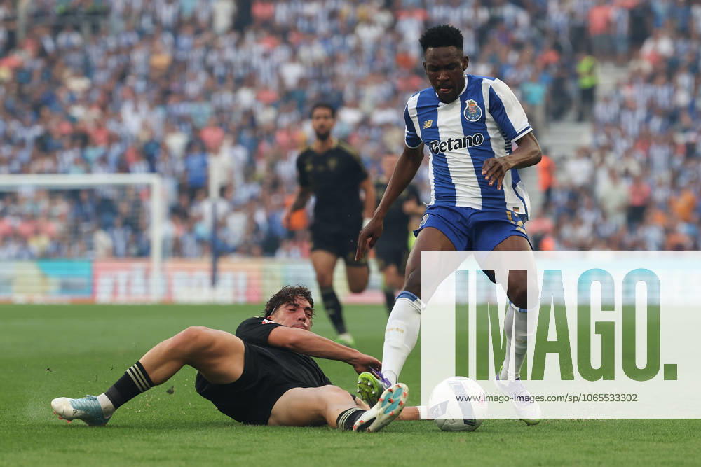 Portugal, Porto, 2025 08 24 3 Matchday Liga Portugal Betclic, FC Porto Casa Pia AC v l , Larrazabal Casa Pia AC , Zaidu Sanusi FC Porto Duel, Action, Action, Battles for the Ball