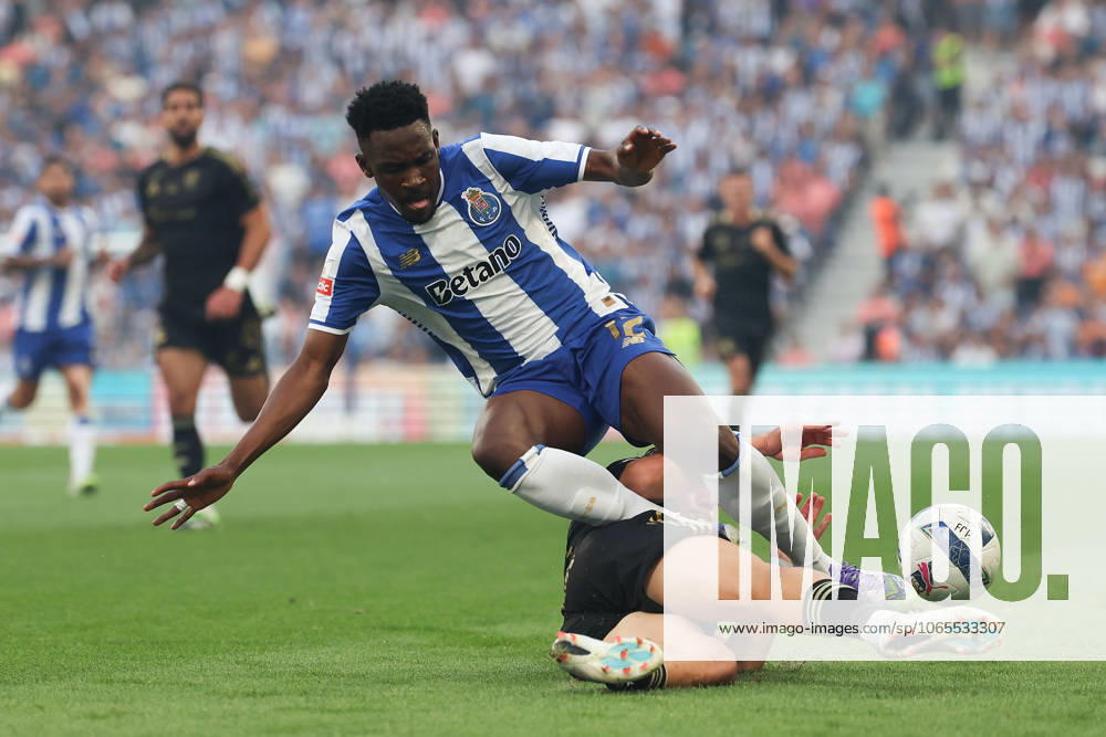 Portugal, Porto, 2025 08 24 3 Matchday Liga Portugal Betclic, FC Porto Casa Pia AC v l , Larrazabal Casa Pia AC , Zaidu Sanusi FC Porto Duel, Action, Action, Battles for the Ball