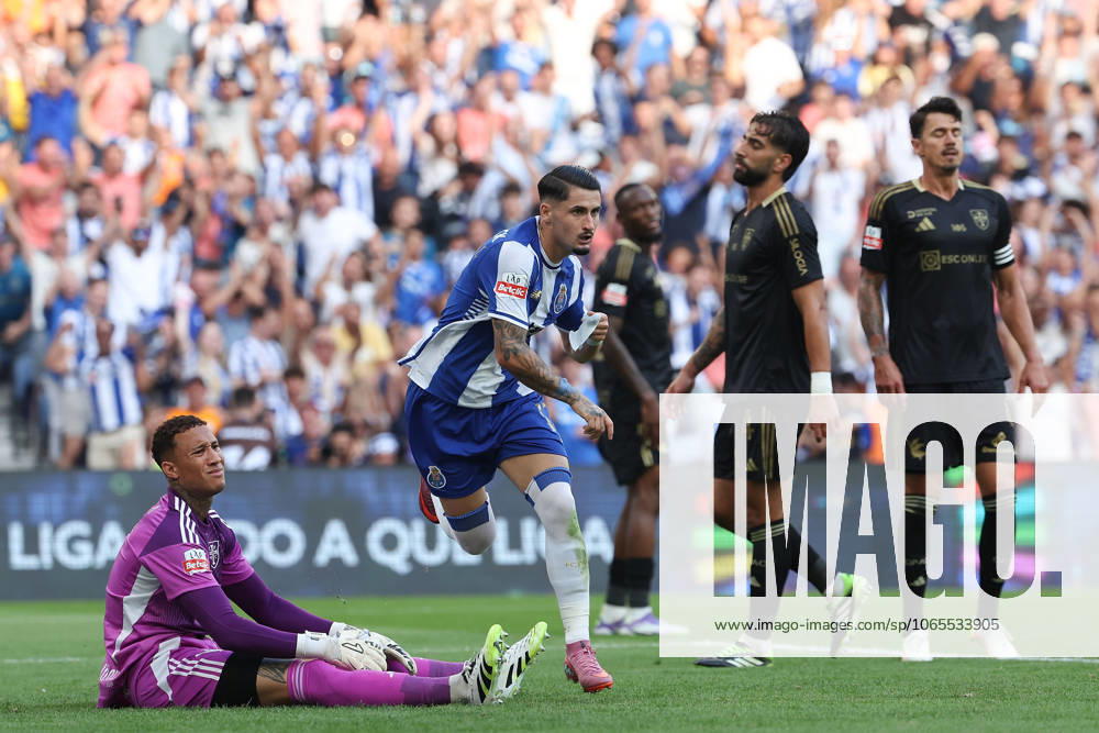 Portugal, Porto, 2025 08 24 3 Matchday Liga Portugal Betclic, FC Porto Casa Pia AC v l , goalkeeper, goalkeeper Patrick Sequeira Casa Pia AC disappointed, disappointed looking, dissapointed, sad, frustrated, frustrated, Borja Sainz FC Porto Goal celebration, celebrate the goal to 1 0