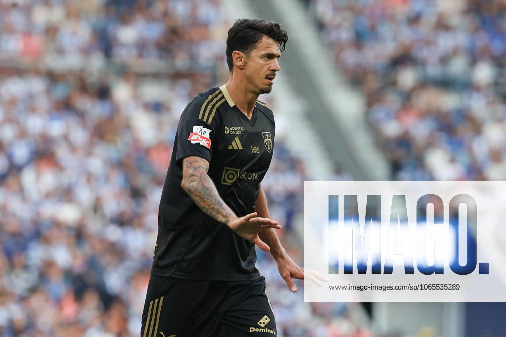 Portugal, Porto, 2025 08 24 3 Matchday Liga Portugal Betclic, FC Porto Casa Pia AC v l , Jose Fonte Casa Pia AC , gives instructions, gesticulates, gesticulate with arms gives instructions, gesticulate
