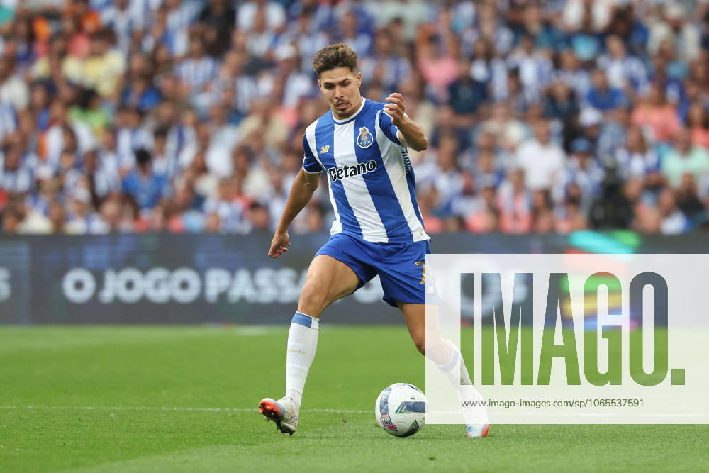 Portugal, Porto, 2025 08 24 3 Matchday Liga Portugal Betclic, FC Porto Casa Pia AC v l , Francisco Moura FC Porto on the ball, cropped image, single image, full body, action, action, game scene
