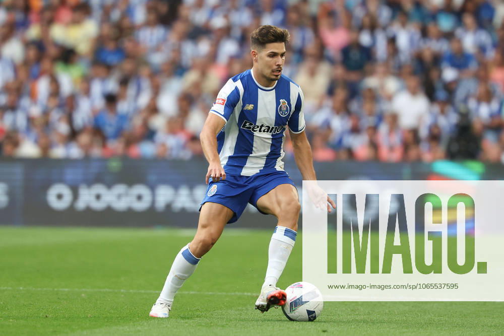 Portugal, Porto, 2025 08 24 3 Matchday Liga Portugal Betclic, FC Porto Casa Pia AC v l , Francisco Moura FC Porto on the ball, cropped image, single image, full body, action, action, game scene