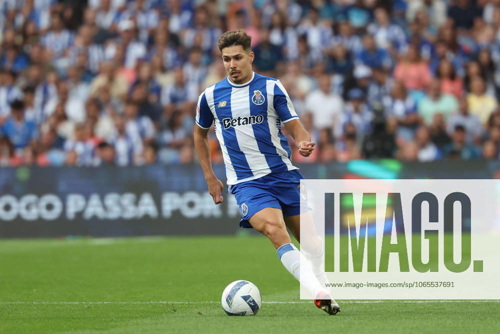 Portugal, Porto, 2025 08 24 3 Matchday Liga Portugal Betclic, FC Porto Casa Pia AC v l , Francisco Moura FC Porto on the ball, cropped image, single image, full body, action, action, game scene