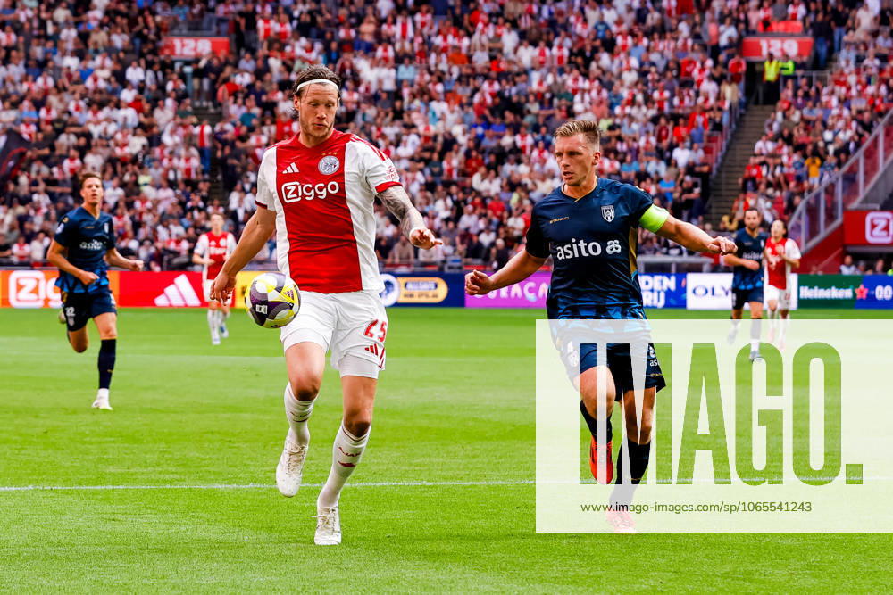Eredivisie: AFC Ajax Amsterdam v Heracles Almelo Amsterdam - Wout Weghorst of AFC Ajax Amsterdam duels for the ball with Damon Mirani of Heracles Almelo during the third round of the 2025 2026 Eredivisie season. The match is set between AFC Ajax Amsterdam and Heracles Almelo at Johan Cruijff ArenA on 24 August 2025 in Amsterdam, The Netherlands. (VK Sportphoto Raymond Smit)