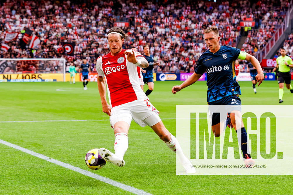 Eredivisie: AFC Ajax Amsterdam v Heracles Almelo Amsterdam - Wout Weghorst of AFC Ajax Amsterdam duels for the ball with Damon Mirani of Heracles Almelo during the third round of the 2025 2026 Eredivisie season. The match is set between AFC Ajax Amsterdam and Heracles Almelo at Johan Cruijff ArenA on 24 August 2025 in Amsterdam, The Netherlands. (VK Sportphoto Raymond Smit)