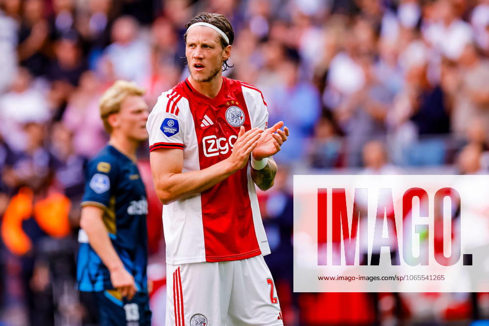 Eredivisie: AFC Ajax Amsterdam v Heracles Almelo Amsterdam - Wout Weghorst of AFC Ajax Amsterdam and Ajax supporters are remembering the death of 17-year-old Lisa from Abcoude this week during the third round of the 2025 2026 Eredivisie season. The match is set between AFC Ajax Amsterdam and Heracles Almelo at Johan Cruijff ArenA on 24 August 2025 in Amsterdam, The Netherlands. (VK Sportphoto Raymond Smit)