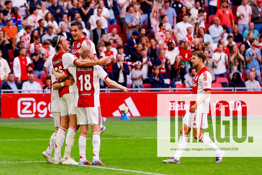Eredivisie: AFC Ajax Amsterdam v Heracles Almelo Amsterdam - Wout Weghorst of AFC Ajax Amsterdam, Davy Klaassen of AFC Ajax Amsterdam, Lucas Rosa of AFC Ajax Amsterdam and Youri Regeer of AFC Ajax Amsterdam celebrating the 2-0 during the third round of the 2025 2026 Eredivisie season. The match is set between AFC Ajax Amsterdam and Heracles Almelo at Johan Cruijff ArenA on 24 August 2025 in Amsterdam, The Netherlands. (VK Sportphoto Raymond Smit)