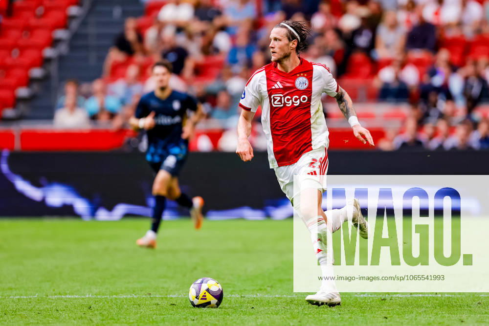 Eredivisie: AFC Ajax Amsterdam v Heracles Almelo Amsterdam - Wout Weghorst of AFC Ajax Amsterdam dribbles with the ball during the third round of the 2025 2026 Eredivisie season. The match is set between AFC Ajax Amsterdam and Heracles Almelo at Johan Cruijff ArenA on 24 August 2025 in Amsterdam, The Netherlands. (VK Sportphoto Raymond Smit)