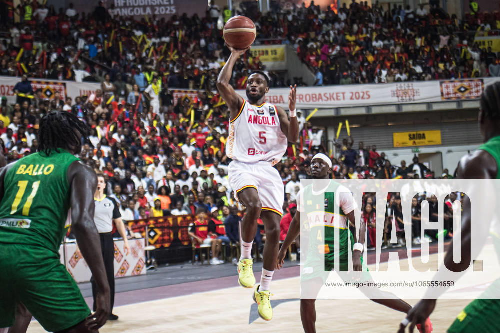 (250825) -- LUANDA, Aug. 25, 2025 -- Angola s Childe Dundao (top) makes a floater during the finals between Angola and Mali at the 2025 FIBA AfroBasket in Luanda, Angola, Aug. 24, 2025. ) (SP)ANGOLA-LUANDA-BASKETBALL-FIBA AFROBASKET-FINALS-ANG VS MLI WangxGuansen