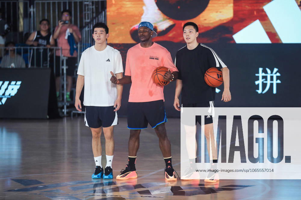 NBA, Basketball Herren, USA All-Star player Anthony Edwards poses for a photo with Chinese basketball players Lin Wei and Hu Mingxuan during his China tour on August 24, 2025 in Shanghai, China.