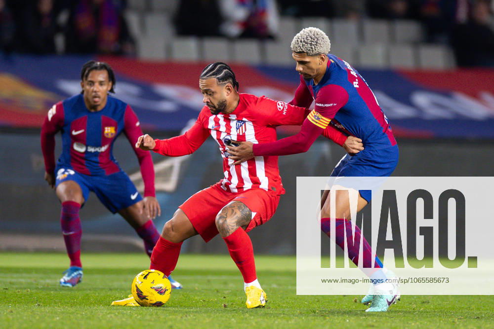 FC Barcelona, Barca v Atletico de Madrid: LaLiga BARCELONA, SPAIN - DEC 3: Memphis Depay of Atletico de Madrid (L) in action with Ronald Araujo of FC Barcelona (R) during the Spanish La Liga league football match between FC Barcelona vs Atletico de Madrid at the Lluis Companys stadium in Barcelona, Spain on December 3, 2023. Catalonia Spain. Editorial use only. Please get in touch for any other usage.