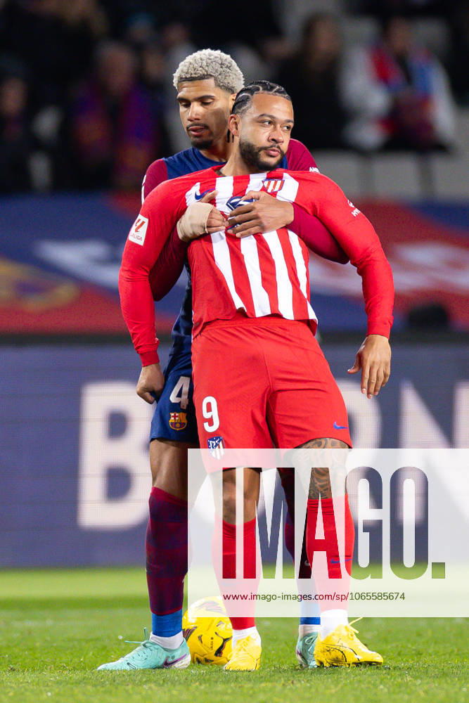 FC Barcelona, Barca v Atletico de Madrid: LaLiga BARCELONA, SPAIN - DEC 3: Memphis Depay of Atletico de Madrid with Ronald Araujo of FC Barcelona during the Spanish La Liga league football match between FC Barcelona vs Atletico de Madrid at the Lluis Companys stadium in Barcelona, Spain on December 3, 2023. Catalonia Spain. Editorial use only. Please get in touch for any other usage.
