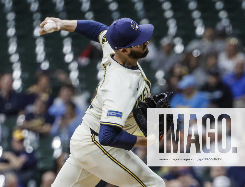 Milwaukee Brewers relief pitcher Aaron Ashby throws in the sixth inning of the MLB, Baseball Herren, USA game between the Arizona Diamondbacks and the Milwaukee Brewers at American Family Filed in Milwaukee, Wisconsin on Monday, August 25, 2025. MIL20250825826 TANNENxMAURY
