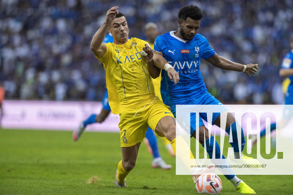 Al-Hilal v Al-Nassr - Saudi Pro League??????? RIYADH, SAUDI ARABIA - DECEMBER 01: Cristiano Ronaldo (L) of Al-Nassr in action against Ali Al-Bulayhi (R) of Al-Hilal during the Saudi Pro League football match between Al-Hilal and Al-Nassr at King Fahd Stadium in Riyadh, Saudi Arabia on December 01, 2023. Riyad Suudi Arabistan. Editorial use only. Please get in touch for any other usage.