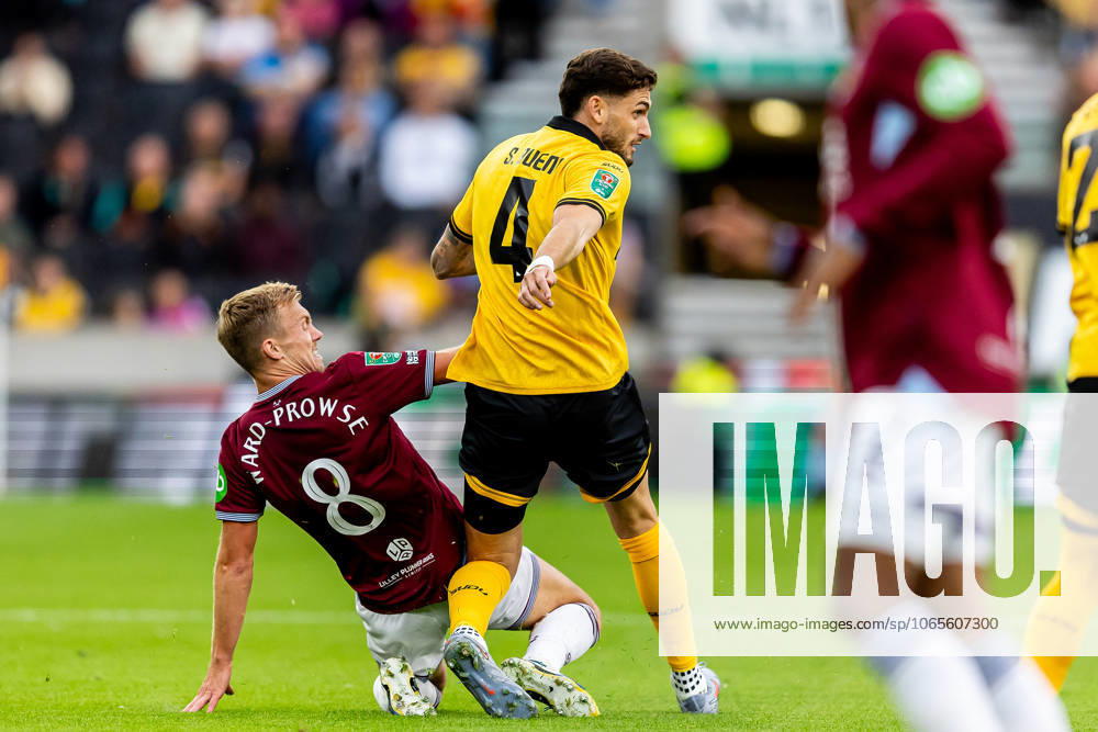 Wolverhampton Wanderers v West Ham United EFL Cup 26 08 2025. West Ham United midfielder James Ward-Prowse (8) battles for possession with Wolverhampton Wanderers defender Santiago Bueno (4) during the EFL Cup match between Wolverhampton Wanderers and West Ham United at Molineux, Wolverhampton, England on 26 August 2025. Wolverhampton Molineux West Midlands England Editorial use only DataCo restrictions apply See www.football-dataco.com ,