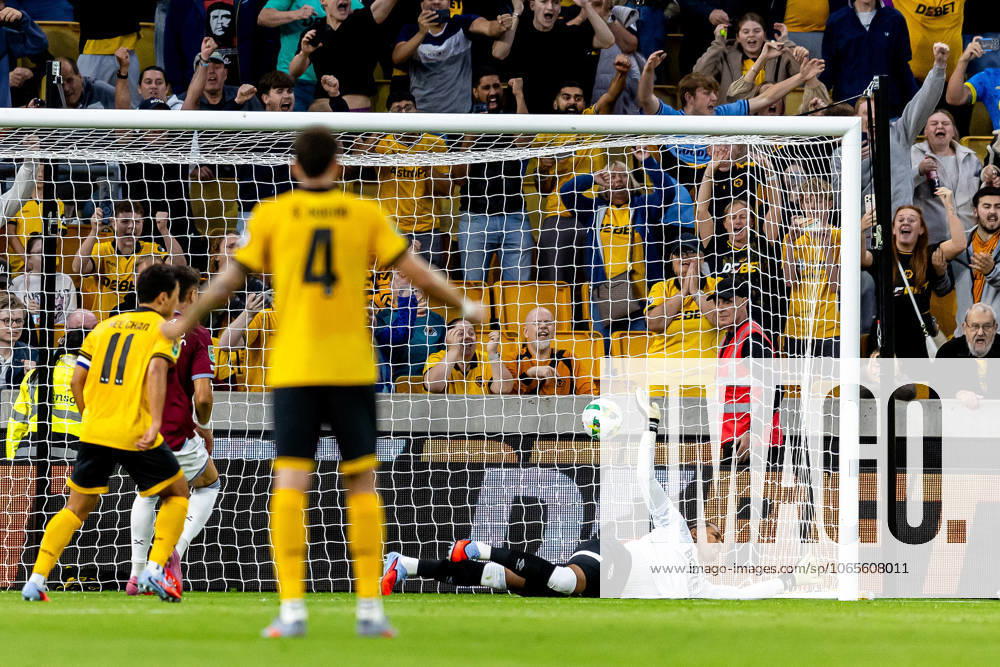 Wolverhampton Wanderers v West Ham United EFL Cup 26 08 2025. GOAL scores 1-0 Wolverhampton Wanderers defender Rodrigo Gomes (21) follows up and scores during the EFL Cup match between Wolverhampton Wanderers and West Ham United at Molineux, Wolverhampton, England on 26 August 2025. Wolverhampton Molineux West Midlands England Editorial use only DataCo restrictions apply See www.football-dataco.com ,