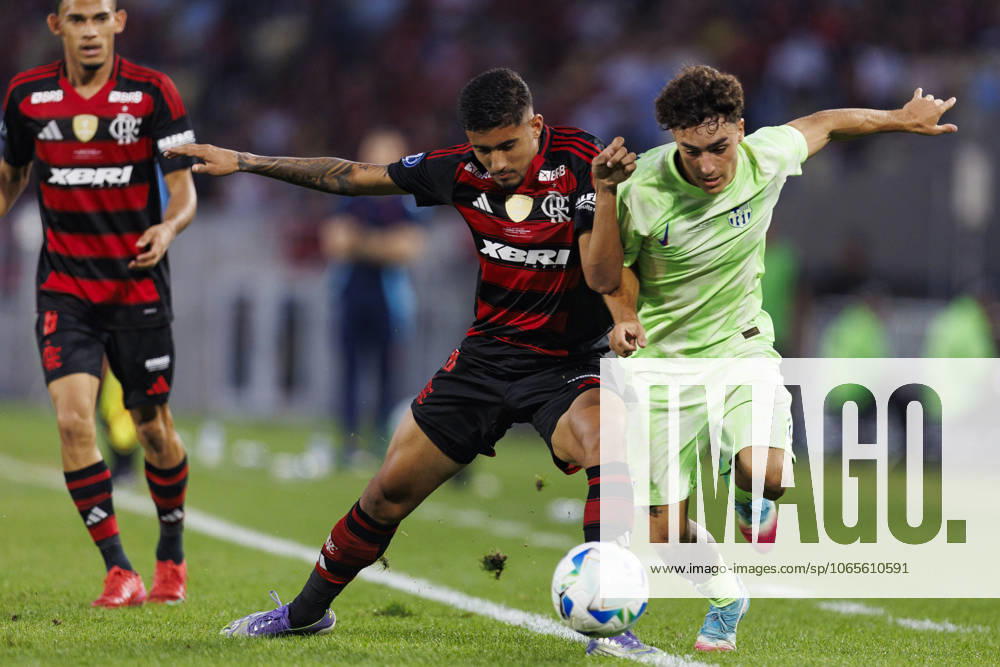 Rio de Janeiro, Brazil August 23 Guilherme Gomes of CR Flamengo L fights for the ball during the Under 20 Intercontinental Cup 2025 match between CR Flamengo and FC Barcelona at Estadio do Maracana on August 23, 2025 in Rio de Janeiro, Brazil Photo by Daniel Castelo Branco Eurasia Sport Images Rio de Janeiro Estadio do Maracana Rio de Janeiro Brazil