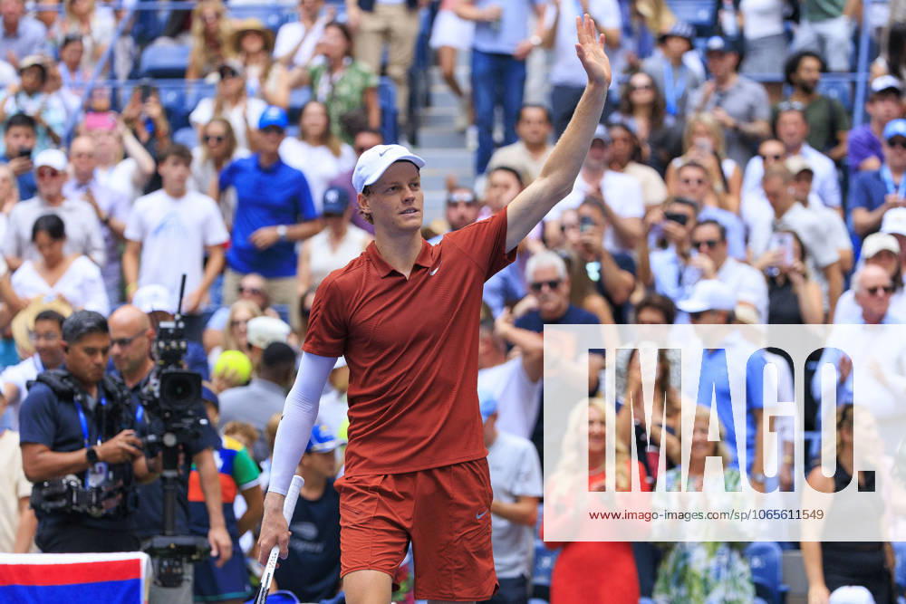 JANNIK SINNER acknowledges the fans after winning his match against Kopriva on Day 3 of the 2025 US Open at USTA Billie Jean King National Tennis Center on Tuesday. Sinner won 6:1 6:1 6:2. Flushing Meadows USA - ZUMAp124 20250826_zaa_p124_058