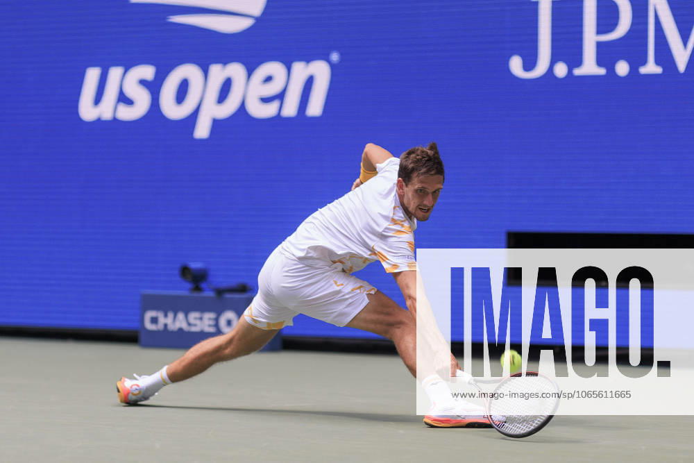 VIT KOPRIVA stretches for a backhand during a match against Sinner on Day 3 of the 2025 US Open at USTA Billie Jean King National Tennis Center on Tuesday. Sinner won 6:1 6:1 6:2. Flushing Meadows USA - ZUMAp124 20250826_zaa_p124_061