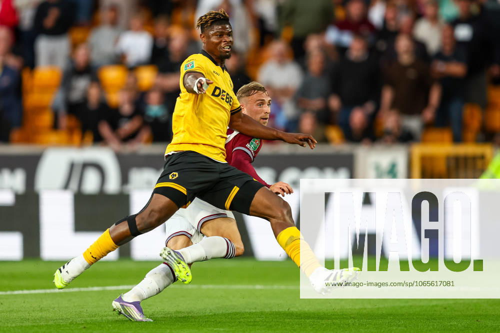 Wolverhampton Wanderers v West Ham United - Carabao Cup Second Round Emmanuel Agbadou of Wolverhampton Wanderers and Jarrod Bowen of West Ham United are in action during the Carabao Cup match between Wolverhampton Wanderers and West Ham United at Molineux in Wolverhampton, United Kingdom, on August 26, 2025. Wolverhampton West Midlands United Kingdom