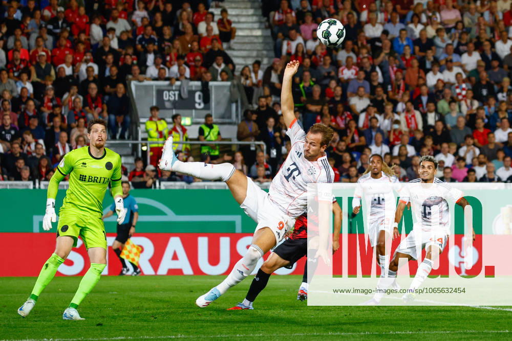 Fußball DFB Pokal 1 Runde, SV Wehen Wiesbaden Bayern München v l Harry Kane FC Bayern Muenchen, 9 am Ball, plays the ball Wiesbaden