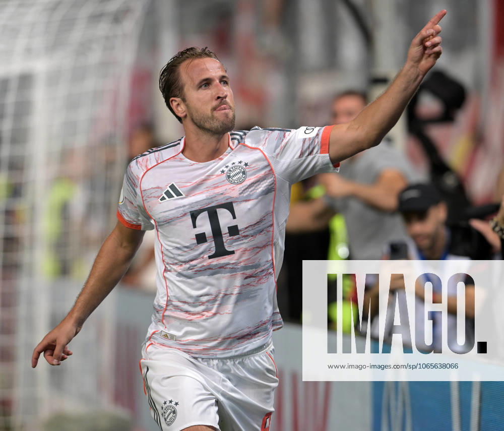 Goal celebration after the 3 2 winning goal by Harry Kane photographed at the soccer DFB Cup match Wehen Wiesbaden against FC Bayern Munich on 27 8 2025 in Wiesbaden