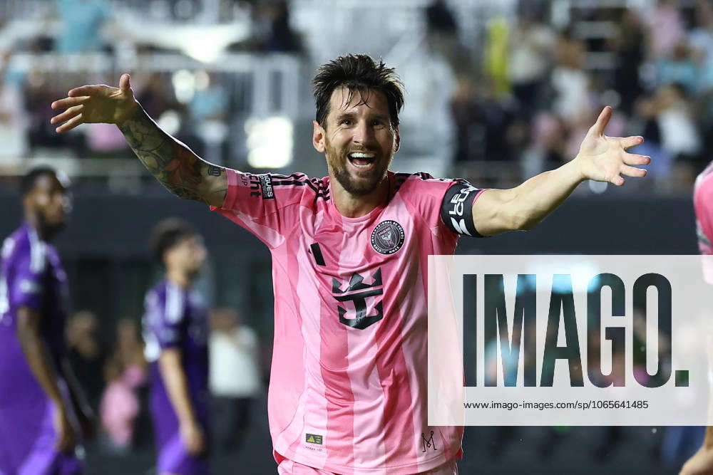 FT. LAUDERDALE, FL - AUGUST 27: Inter Miami forward Lionel Messi (10) celebrates a goal by Inter Miami midfielder Telasco Segovia (8) in the second half during the match between Orlando City and Inter Miami CF on Wednesday, August 27, 2025 at Chase Stadium in Fort Lauderdale, Fla. (Photo by Peter Joneleit Icon Sportswire) SOCCER: AUG 27 Leagues Cup Semifnals Inter Miami vs Orlando City Icon250827019