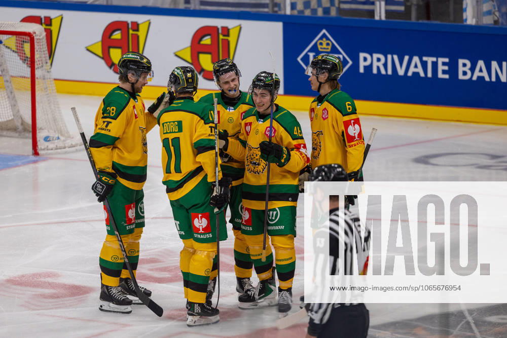 Ingolstadt, Germany August 28, 2025 Champions Hockey League 2025 2026 ERC Ingolstadt vs Ilves Tampere In the picture in the grape scorer Matic Török Toeroek Ilves Tampere cheers with his teammates after his goal to 0 3,