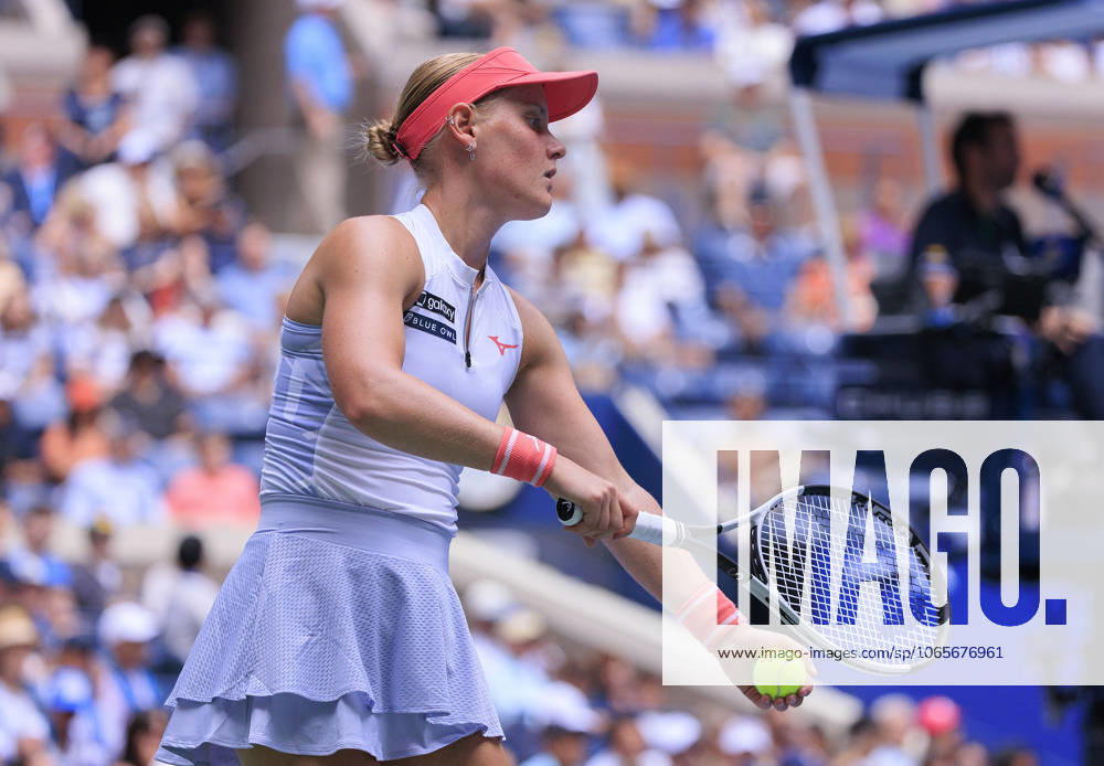 Suzan Lamens serves during a match against Iga Swiatek on Day 5 of the 2025 US Open at USTA Billie Jean King National Tennis Center on Thursday August 28, 2025 in the Flushing neighborhood of the Queens borough of New York City. JAVIER ROJAS PI Flushing Meadows USA - ZUMAp124 20250828_zaa_p124_003