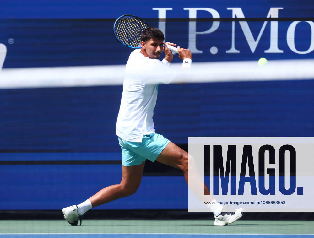 2025 US Open Tennis Championships, Day Five, Billy Jean-King Tennis Centre, Flushing Meadows, New York, USA, 28 08 2025 Alexei Popyrin (AUS) in action during his second round match against Jannik Sinner (ITA) in the 2025 US Open at Flushing Meadows New York Billy Jean King Tennis Centre, Flushing Meadows New York USA