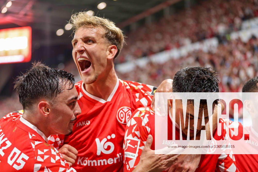DEU, Mainz, FSV Mainz 05 vs Rosenborg Trondheim, Conference League, UEFA, MEWA Arena, qualification, in the picture Nadiem Amiri Mainz 05 10 scores the goal for 4 1, cheers and joy with the team, Nelson Weiper Mainz 05 44 DFB DFL REGULATIONS PROHIBIT ANY USE OF PHOTOGRAPHS AS IMAGE SEQUENCES AND OR QUASI VIDEO, 28 08 2025,