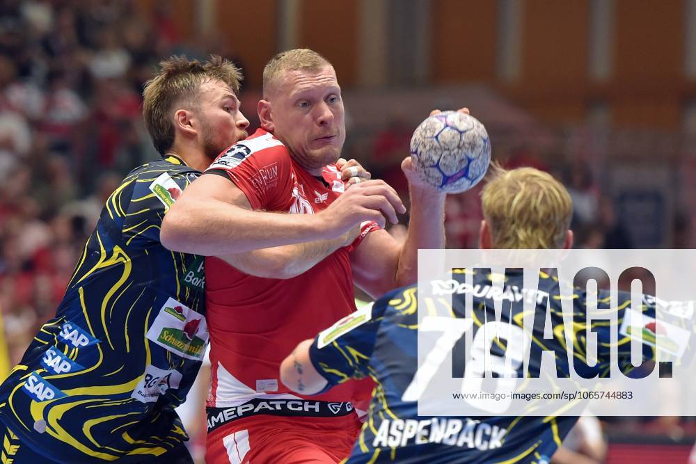 Dainis Kristopans MT Melsungen 10 on the ball , Steven Plucnar Jacobsen Rhein Neckar Loewen 9 L , Edwin Aspenbaeck Rhein Neckar Loewen 78 , GER, MT Melsungen Rhein Neckar Loewen, Handball, 1 Bundesliga, 1 Matchday, Season 2025 2026, 29 08 2025, GER, MT Melsungen Rhein Neckar Loewen, Handball, 1 Bundesliga, 1 Matchday, Season 2025 2026, 29 08 2025 Kassel
