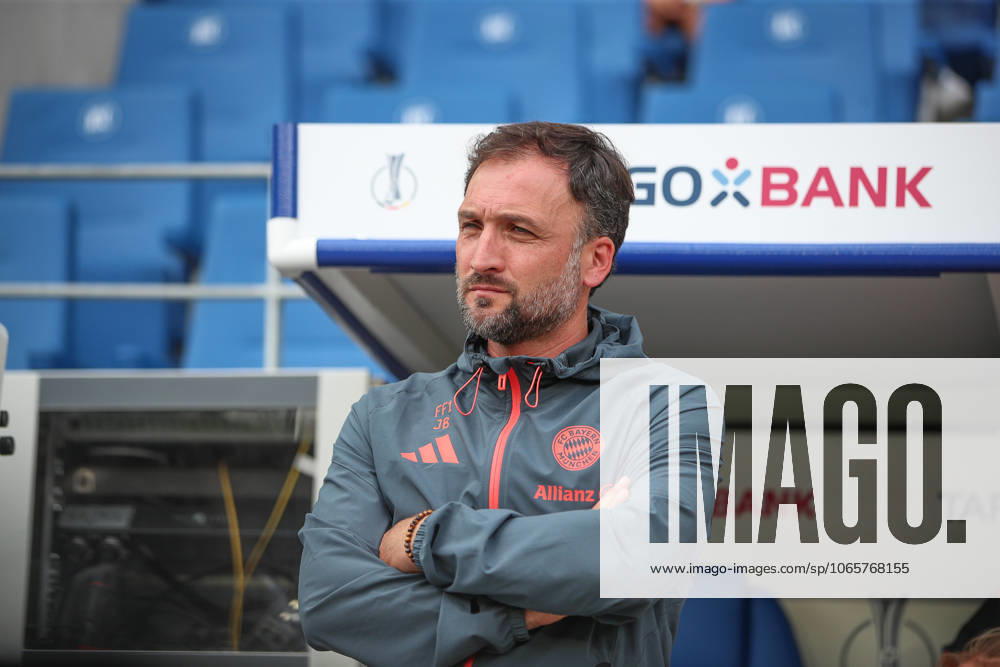 Jose Barcala FC Bayern Muenchen, Head Coach , GER, FC Bayern Muenchen vs VfL Wolfsburg, Google Pixel Womens Supercup, Final, 2025 2026, 30 08 2025, DFL REGULATES PROHIBIT ANY USE OF PHOTOGRAPHS AS IMAGE SEQUENCES AND OR QUASI VIDEO, GER, FC Bayern Muenchen vs VfL Wolfsburg, Google Pixel Womens Supercup, Final, 2025 2026, 30 08 2025 Karlsruhe