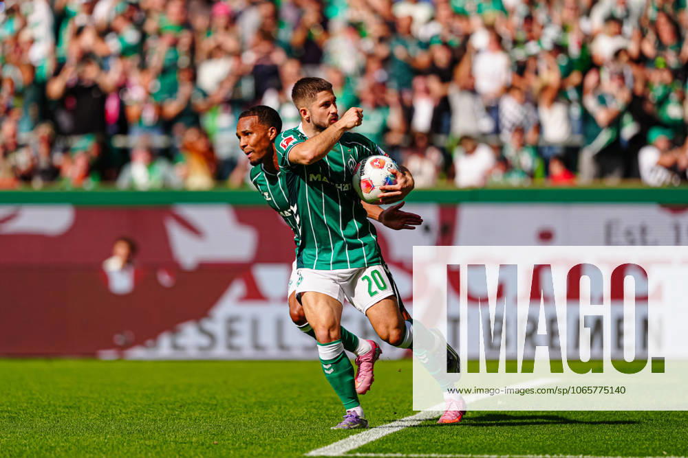 Goal celebration after goal to 1 2 by penalty kick Romano Schmid SV Werder Bremen, 20 GER, SV Werder Bremen vs Bayer 04 Leverkusen, Football, Bundesliga, Matchday 2, Season 2025 2026, 30 08 2025 DFL REGULATIONS PROHIBIT ANY USE OF PHOTOGRAPHS AS IMAGE SEQUENCES AND OR QUASI VIDEO GER, SV Werder Bremen vs Bayer 04 Leverkusen, Football, Bundesliga, Matchday 2, Season 2025 2026, 30 08 2025 Bremen