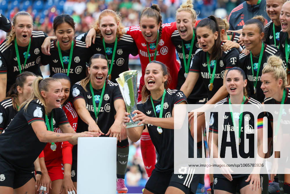 Karlsruhe, Germany 30 August 2025 DFB Supercup Women 2025 2026 FC Bayern Munich vs VfL Wolfsburg In the picture Lena Oberdorf FCB , center in the picture, holds the trophy at the award ceremony of the Google Pixel Supercup 2025 and cheers with her teammates DFB regulations prohibit any use of photographs as image sequences and or quasi video BBBank Wildpark Baden Württemberg